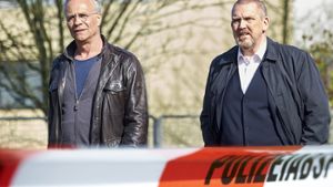 Gerade am Tatort auf dem Klinikgelände eingetroffen: Kommissare Max Ballauf (Klaus J. Behrendt, links) und Freddy Schenk (Dietmar Bär, rechts). Foto: WDR