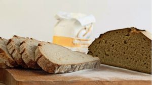 Ein gutes Brot hat regelmäßig verteilte Luftbläschen. Foto: dpa