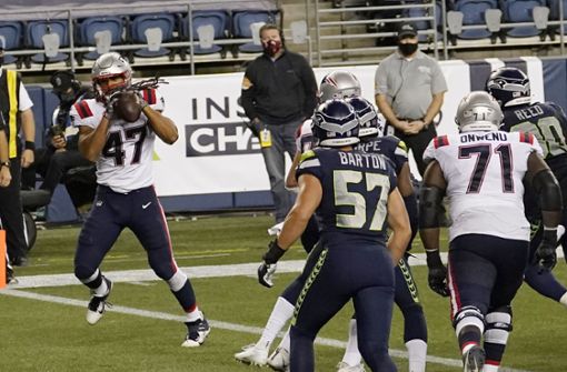 Jakob Johnson (links) von den New England Patriots fängt einen Touchdown. Foto: dpa/Elaine Thompson