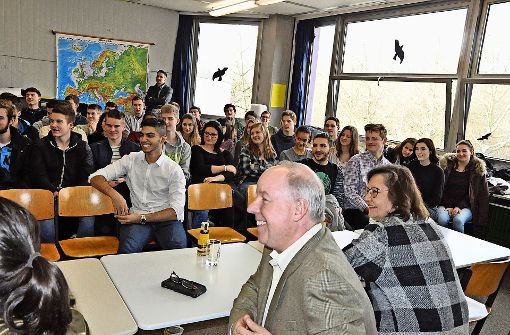 US-Botschafter Kent Logsdon hat Freude an der Debatte mit den aufgeweckten Abiturienten des Eschbach-Gymnasiums. Foto: Linsenmann