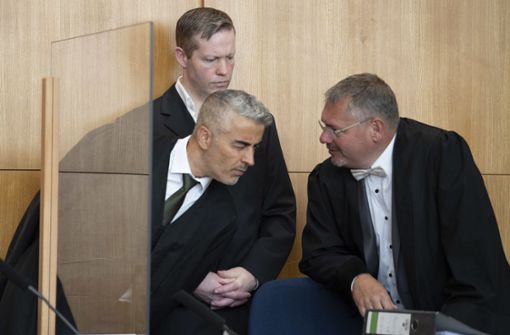 Pflichtverteidiger Frank Hanning (rechts) soll den Hauptangeklagten Stephan Ernst nicht weiter im Lübcke-Prozess verteidigen. Foto: dpa/Thomas Kienzle