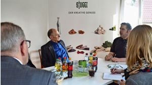 Stefan Bless (rechts) erklärte den Gästen von der Handwerkskammer Region Stuttgart das Konzept hinter seinem Onlineshop „Stuggi“. Foto: Wiebke Wetschera
