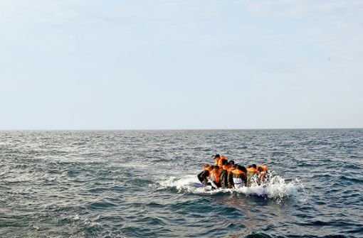 Diese Flüchtlinge versuchen, im Boot Dover zu erreichen. Foto: dpa/Gareth Fuller
