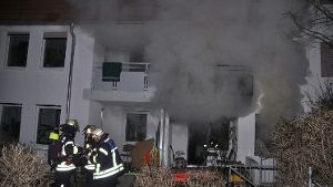 Polizei und Feuerwehr haben es in Stuttgart-Neugereut mit einem mysteriösen Brand zu tun. Foto: Andreas Rosar Fotoagentur-Stuttgart