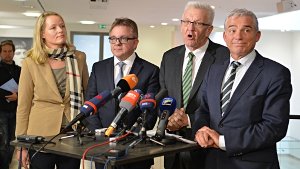 Die Grünen-Landesvorsitzende Thekla Walker (von links nach rechts), der CDU-Fraktionsvorsitzende Guido Wolf, der  Ministerpräsident Winfried Kretschmann und  der CDU-Landesvorsitzende Thomas Strobl führen die Sondierungsgespräch. Foto: dpa