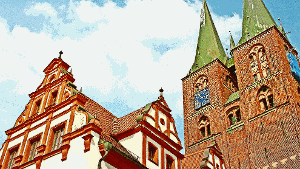 Rathaus und Marienkirche bilden auf dem Stendaler Marktplatz ein stimmiges Ensemble. Foto: Eichler