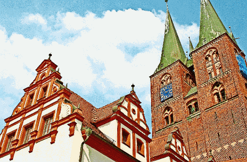 Rathaus und Marienkirche bilden auf dem Stendaler Marktplatz ein stimmiges Ensemble. Foto: Eichler