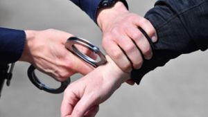 Zivile Bundespolizisten haben zwei mutmaßliche Erpresser in Esllingen festgenommen (Symbolfoto). Foto: imago images/Sven Simon/Frank Hoermann