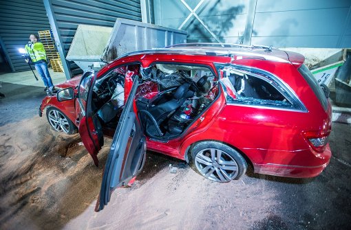 In diesem Daimler wurden drei Menschen schwer verletzt. Foto: 7aktuell.de/Adomat