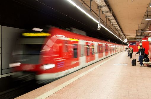 Eine S-Bahn musste in Feuerbach eine Vollbremsung einleiten (Symbolbild). Foto: dpa