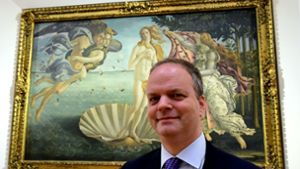 Uffizien-Direktor Eike Schmidt vor der berühmten „Geburt der Venus“. Das Gemälde ist hinter einer neuartigen Glasscheibe gesichert, sodass die Besucher nun ganz nah herangehen können. Foto: AFP/Alberto Pizzoli