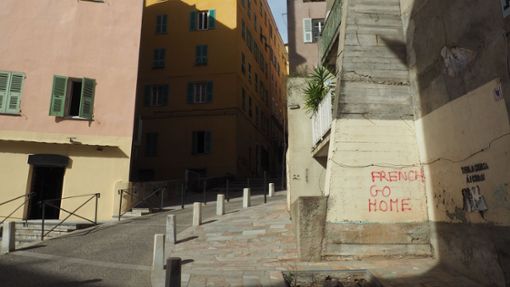 Auf Hauswänden in Bastia sind anti-französische Sprüche zu lesen. Autonomie für die Mittelmeerinsel Korsika scheint mittlerweile zum Greifen nah. Foto: Rachel Boßmeyer/dpa