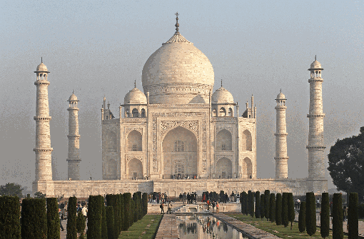 Das Tadsch Mahal in Agra ist größer als gedacht - seine Kuppelspitze ragt 73 Meter in den Himmel.  Foto: Schöpfer