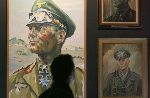 Ein Besucher betrachtet 2008 in der Ausstellung Mythos Rommel im Haus der Geschichte in Stuttgart ein Gemälde des Generalfeldmarschalls Erwin Rommel. Foto: dpa