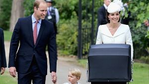 Herzogin Kate und Prinz William mit George und der kleinen Charlotte bei der Taufe der Prinzessin. Foto: Getty Images Europe