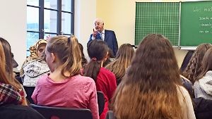 Armin Nack, Bundesrichter a.D., steht Schülerinnen Rede und Antwort. Foto: Kathrin Wesely