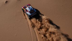 Allein auf weiter Flur: Carlos Sainz verteidigte im Mini auch auf der achten Etappe der Rallye Dakar am Montag seine Führung. Carlos Sainz gilt in der Rallye als wahre   Legende. Foto: AFP/Franck Fife