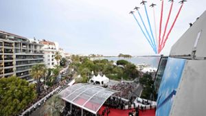 Die Kunstflugstaffel der französischen Luftwaffe fliegt am Mittwoch über das Festspielhaus in Cannes. Foto: AFP/LOIC VENANCE