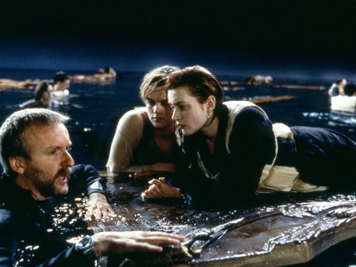 Regisseur James Cameron (l.), Leonardo DiCaprio und Kate Winslet am Set von Titanic mit der berühmt-berüchtigten Tür. Foto: imago/Allstar