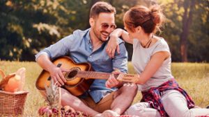 Picknicken: Eine romantische Date-Idee für den Sommer.