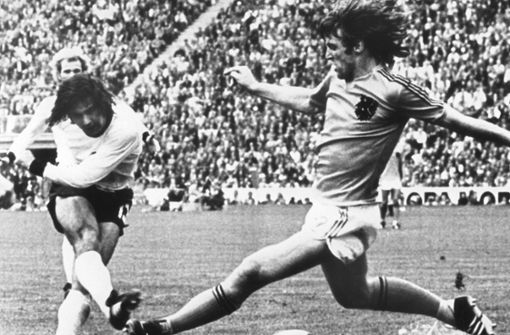 Der deutsche Stürmer Gerd Müller (links) schießt aus der Drehung am niederländischen Abwehrspieler Ruud Krol vorbei und erzielt so den 2:1-Siegtreffer im WM-Finale 1974 in München. Foto: dpa/Werner Baum