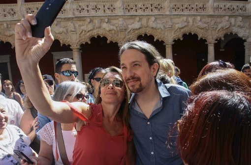 Selfie mit Anhängerin: Podemos-Chef Iglesias Foto: dpa