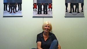 Für ihre Arbeit „Flüchtige Begegnung“ hat Kristin Maria Hachenberg auf der Biennale in Venedig und auf einer Karlsruher Kunstmesse  unter den Stellwänden hindurch die Beine der Besucher fotografiert. Foto: Susanne Müller-Baji