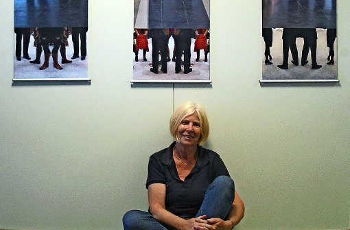 Für ihre Arbeit „Flüchtige Begegnung“ hat Kristin Maria Hachenberg auf der Biennale in Venedig und auf einer Karlsruher Kunstmesse  unter den Stellwänden hindurch die Beine der Besucher fotografiert. Foto: Susanne Müller-Baji