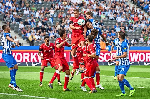 Ab ins Getümmel: der VfB-Mittelstürmer Simon Terodde springt am höchsten, doch am Ende sind die Berliner obenauf. Foto: Baumann