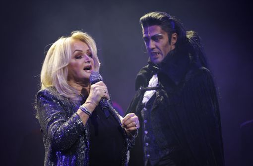 Zur Jubiläumsshow 25 Jahre Musical „Tanz der Vampire“ kam die Sängerin Bonnie Tyler nach Stuttgart au die Bühne. Foto: Lichtgut/Julian Rettig