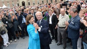 Ein Tänzchen zum Thronjubiläum: Schwedens König Carl Gustaf und Königin Silvia Foto: dpa