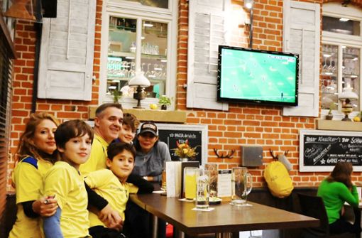 Fußball verbindet trotz allem: Familie Maribelle schaut mit einer Freundin im Seegärtle und freut sich über Ecuadors Sieg Foto:  