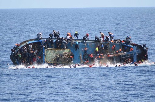 Völlig überfüllte und zum kentern verurteilte Boote erreichen immer wieder die italienische Küste – häufig mit bereits Toten Flüchtlingen an Bord. Foto: dpa