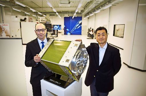 Oliver Schunter (links) und Yasushi Suzuki präsentieren stolz den Mikrosatelliten „Idea OSG Foto: Horst Rudel