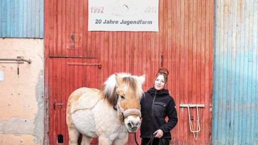 Wilde Mähne, weicher Kern: Malina ist das liebste Pferd im Stall. Das weiß auch die Jugendfarmleiterin Laura Hugel zu schätzen. Foto: Eibner-Pressefoto/Roger Buerke