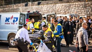 Rettungskräfte am Ort des Anschlags in Jerusalem Foto: dpa/Stringer