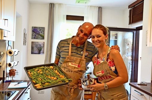 Harry Grötz und Jenny Höhne mit den Rosmarin-Drillingen: Sie trägt die Gewinner-Schürze der ZDF-Kochshow. Foto: Lisa Wazulin