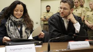 Beate Zschäpe verliest im Münchner NSU-Prozess neben ihrem Anwalt Mathias Grasel eine Erklärung. Foto: AP