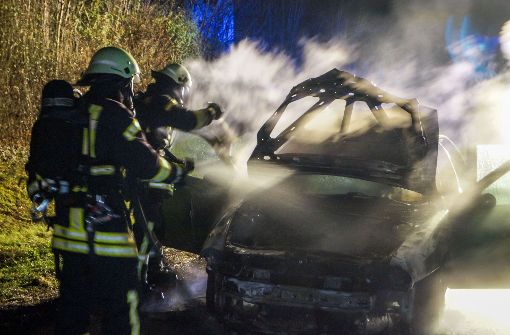 Auf der A81 bei Pleidelsheim ist ein Auto in Brand geraten. Foto: SDMG