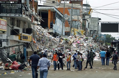 Verwüstungen nach dem April-Erdbeben in Ecuador. Naturkatastrophen kosten Rückversicherer wie Munich Re regelmäßig viel Geld. Foto: dpa