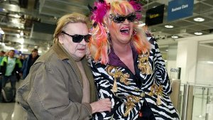 Ja, das wird sicher ein Spaß: Olivia Jones (rechts) kann es anscheinend kaum noch erwarten. Die 43-jährige Drag Queen ist nicht nur für ihre schrillen Auftritte berühmt-berüchtigt. Sie engagiert sich ... Foto: dpa