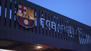 Rassismus im Fußball: UEFA bestraft Barcelona für Affengeräusche und Nazi-Gruß