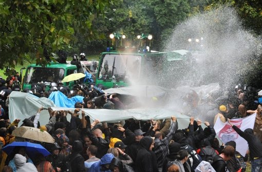 Am 30. September 2010  waren Polizisten gewaltsam gegen S21-Demonstranten vorgegangen und hatten unter anderem auch Wasserwerfer eingesetzt. Nach Angaben des Innenministeriums wurden damals 130 Demonstranten und 34 Polizisten verletzt. Foto: dpa