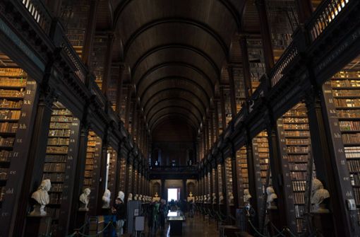 Orte menschlichen Wissens: Die berühmte Trinity College Library in  Dublin ist Irlands größte und eindrucksvollste Bibliothek und beherbergt 4,5 Millionen Bände. Mit Hilfe der digitalen Datenbank ROAD müssen Wissensdurstige jetzt nicht einmal mehr ihr  Zuhause  verlassen. Foto: NurPhoto/Joaquin Gomez Sastrex