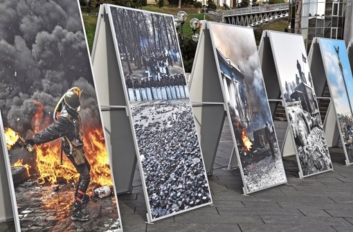 Auf dem Maidan: Eine eindrucksvolle Foto-Galerie am Fuß der 62 Meter hohen Freiheitssäule erinnert an die blutigen Revolutionswochen zwischen November 2013 und Februar 2014. Foto: StN