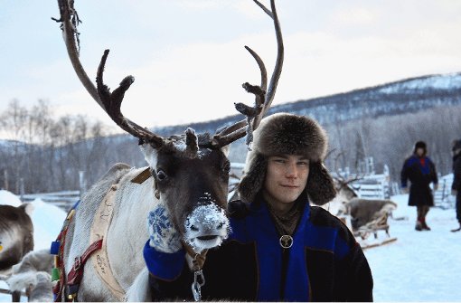 Rentier Emil gefriert bei minus 30 Grad der Atem, Besitzer Erik Valle versucht sich mit der Sami-Tracht warum zu halten. Foto: Markert