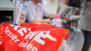 In Rewe-Supermärkten sollen keine Plastiktüten mehr verkauft werden. Foto: dpa