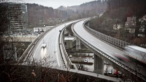 Tatort Bundesstraße 14, überm Viereichenhau-Tunnel: Die jungen Steinewerfer wurden schnell gefasst – doch für die betroffenen Autofahrer ist der Ärger noch nicht vorüber. Foto: Peter Petsch