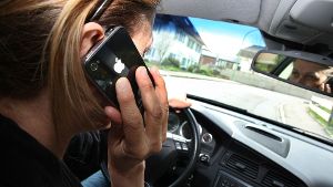 Ablenkung durch Telefonieren: das Unfallrisiko ist deswegen drastisch gestiegen. Foto: dpa