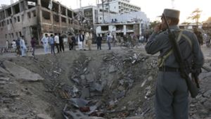 In Kabul hat es einen Bombenanschlag gegeben, womit die Debatte um einen Abschiebe-Stopp nach Afghanistan wieder an Fahrt gewonnen hat. Foto: AP
